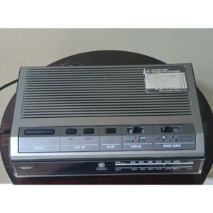 Vintage General Electric  Model 7-4642 AM/FM Clock Radio